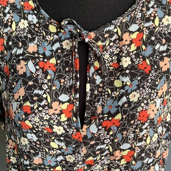 GAP floral crepe keyhole tie neckline glitter sleeve ruffle hem top. Medium. - Picture 2 of 5